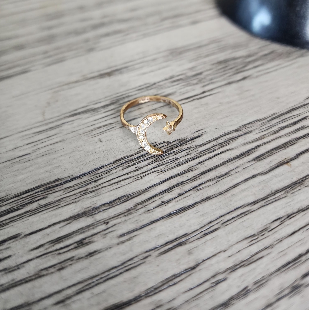 Elegant Gold Crescent Moon Ring